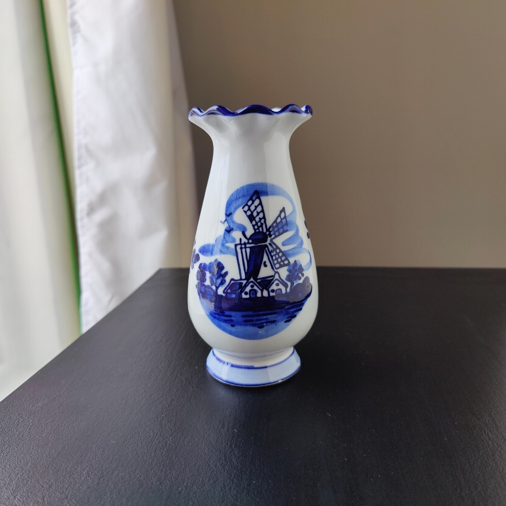 Delftware 🔵⚪🇳🇱 | 6 inch ruffle top vase with hand painted windmill scene